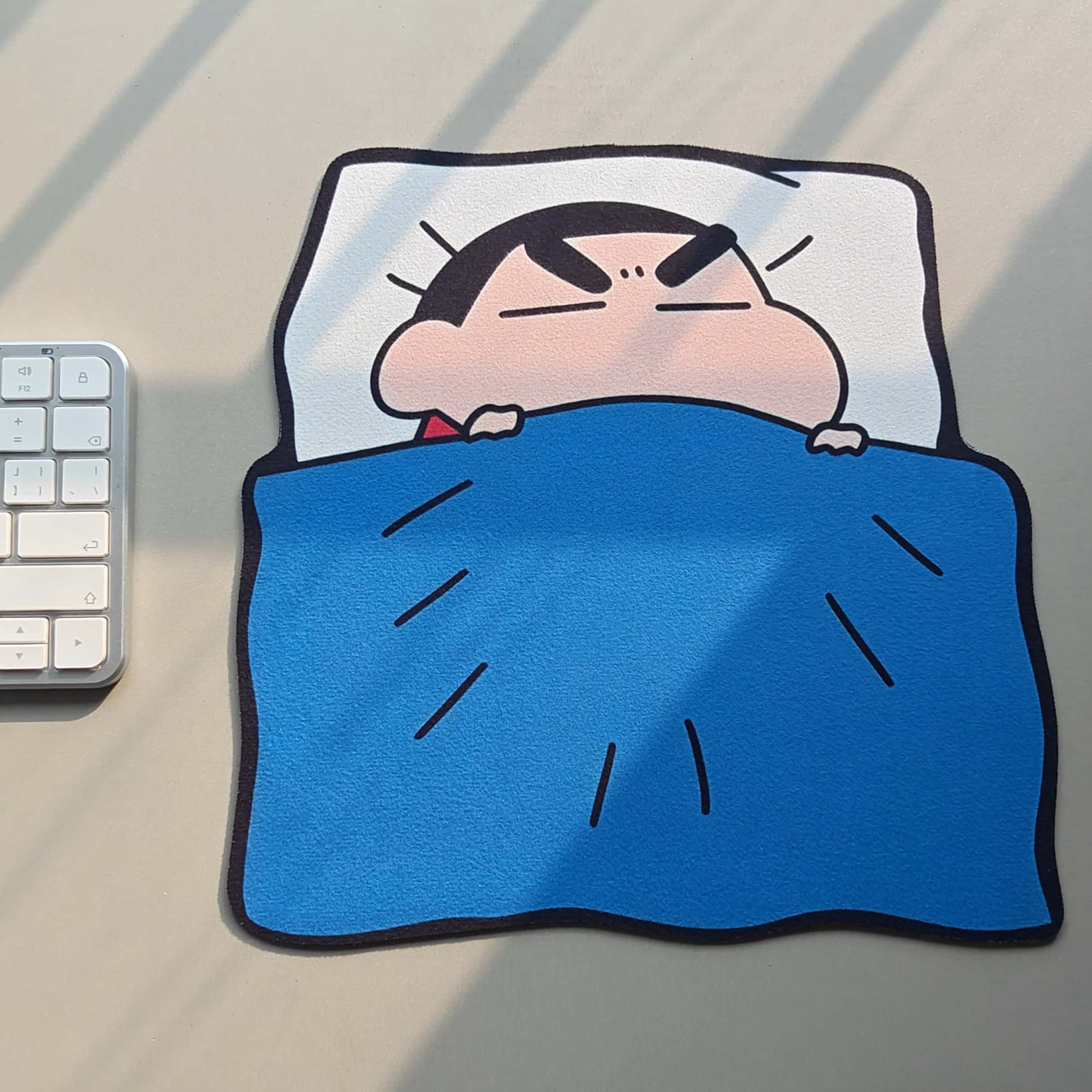 Desk Setup Cozy - Alas Mouse Crayon Shinchan yang Lucu,
